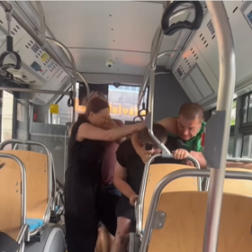 Rvačka v ostravském autobuse.