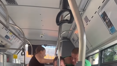 FOTO: Revizoři se vrhli na cestujícího. Jeho partnerka ho bránila.