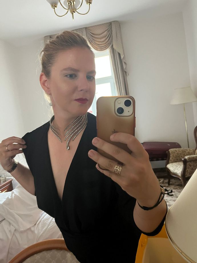Veronika choker vynesla k černým šatům. 
