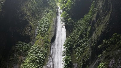 FOTO: Kromě bazénů se Agáta koupe i pod vodopády.