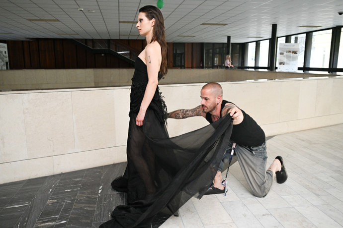 V zákulisí módní přehlídka vítězů soutěže Mattoni Young Fashion Stars nechyběl ani Lukáš Macháček.