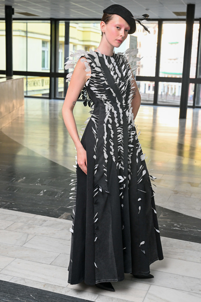 Stella Janáčková v zákulisí módní přehlídky vítězů soutěže Mattoni Young Fashion Stars.