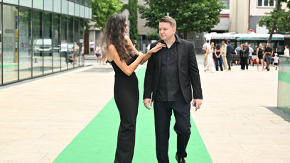 FOTO: Aneta upravovala Petrovi košili.