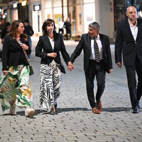 Josef Váňa držel svou ženu za ruku.