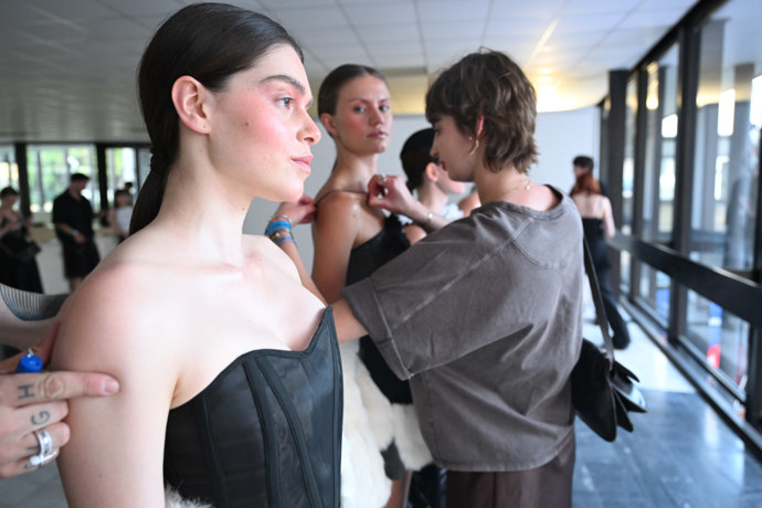 Leona Skleničková v zákulisí módní přehlídky vítězů soutěže Mattoni Young Fashion Stars.