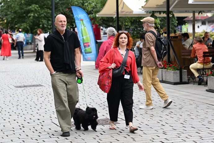 V centru Karlových Varů se aktuálně prochází mnoho celebrit.