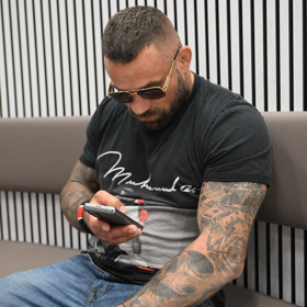 Karlos Vémola na telefonu.