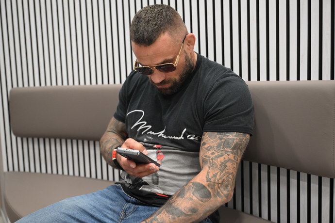 Karlos Vémola na telefonu.