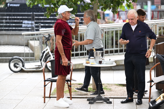 Leo si očividně návštěvu festivalu užívá.
