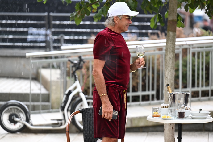Leo Beránek v červeném outfitu.