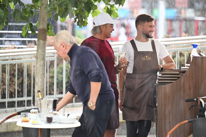 Leo Beránek s barmanem.