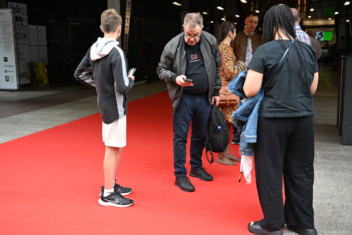 Milan Šteindler na červeném koberci.