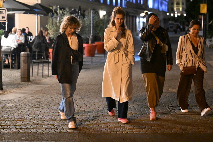 Natálie Otáhalová a Jana Bernášková se prochází po kolonádě. 