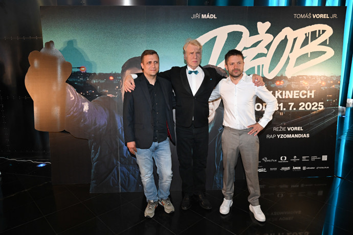 Tomáš Vorel ml. a Jirka Mádl s režisérem filmu Džob s Tomášem Vorlem st. 