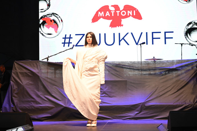 Módní přehlídka vítězů soutěže Mattoni Young Fashion Stars. Své kolekce zde představili tři ocenění studenti vysokých škol zaměřených na oděvní design. 