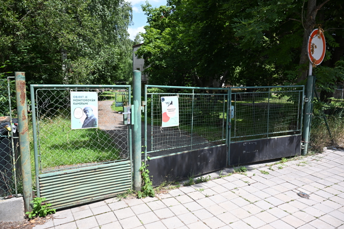 Vila dnes vypadá opuštěně.