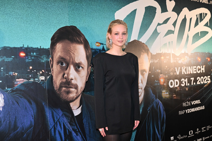 Herečka Diana Dulínková si ve filmu Džob zahrála manželku Jirky Mádla.