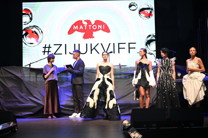 Anna Dunděrová si za své modelky vybrala Leonu Skleničkovou, Stellu Janáčkovou či Kateřinu Zeliš.