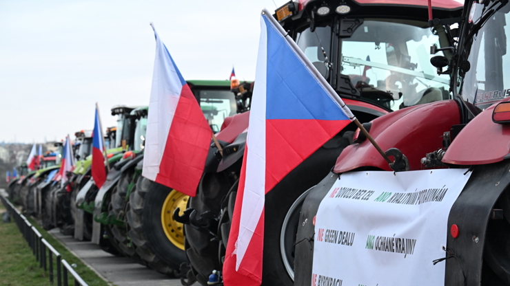 Protesty zemědělců opět plní Prahu traktory. 