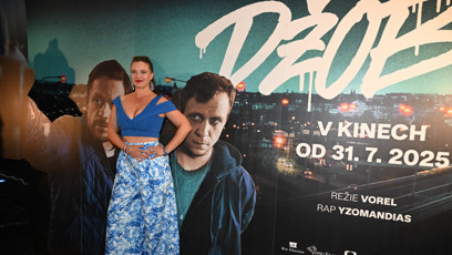 FOTO: Modrá jí sluší, avšak na pláži.