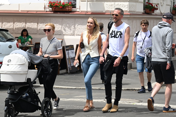 Tomáš Třeštík a jeho krásná Eva na romantické procházce kolonádou.
