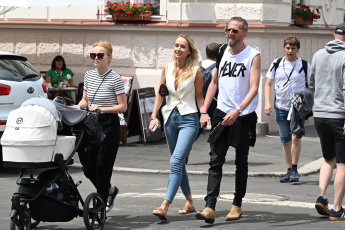 Fotograf se po boku nové partnerky doslova rozzářil.