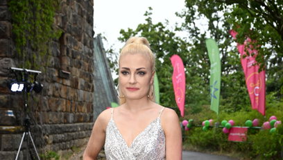 FOTO: Veronika dorazila v krásných stříbrných šatech.