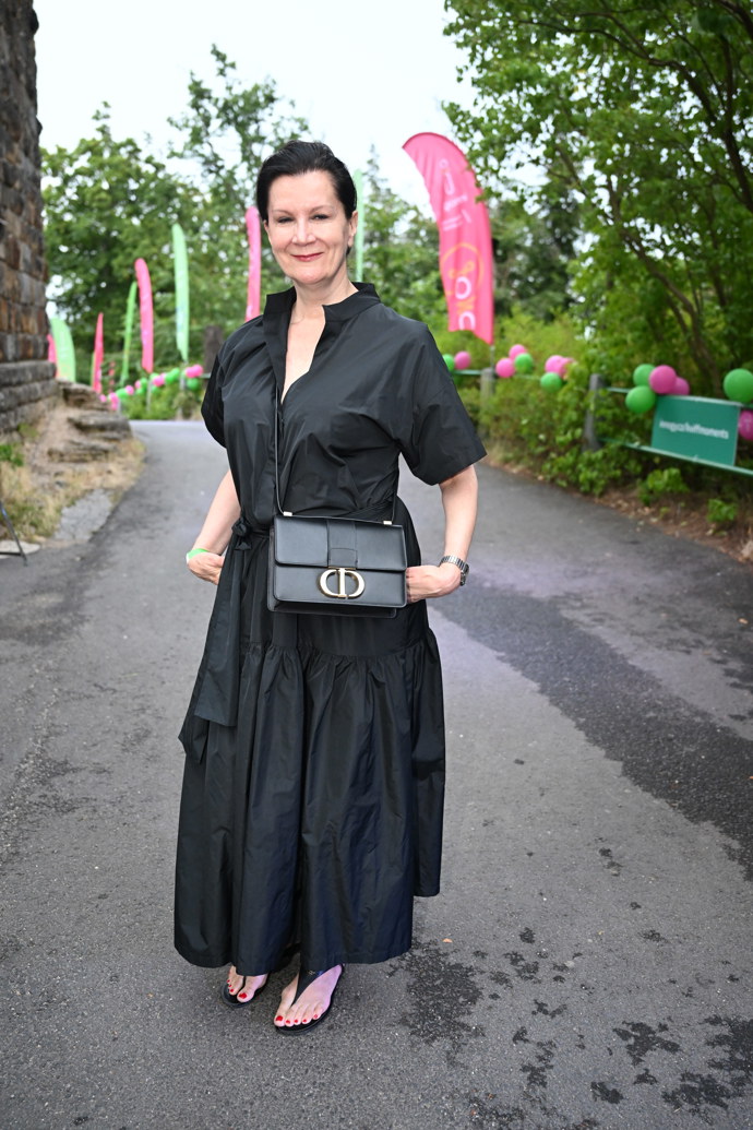 Kovaříková vynesla kabelku Dior.