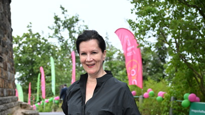 FOTO: Kovaříková v černých šatech a sandálcích.