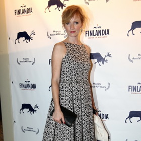 I tento model je z Varů, opět z roku 2015. Hereččina štíhlá postava se v této délce i volném střihu zbytečně ztrácí