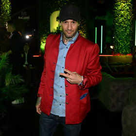 Sámer Issa vytáhl červené sako.