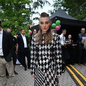 Kateřina Flabrová ve výrazných šatech.