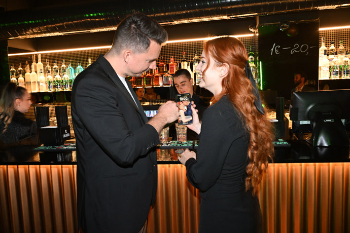Karel Kašák i Bláhová si dali drink.