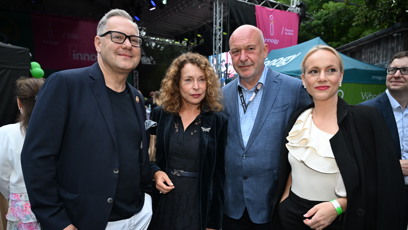 FOTO: Petra Buzková doplnila svůj look stříbrným páskem značky Ferragamo.