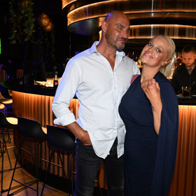 Charlotte si u skleničky vína nebrala se svou rodinou absolutně žádné servítky.