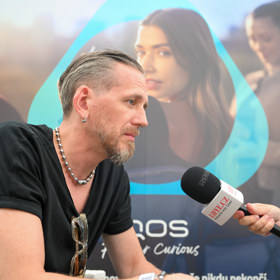 Ošoupané parkety, které jeho projektem trochu trpí, mu vrásky nedělají. 