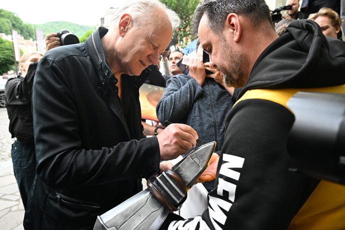 Stellan Skarsgård se podepisoval i na různé předměty.