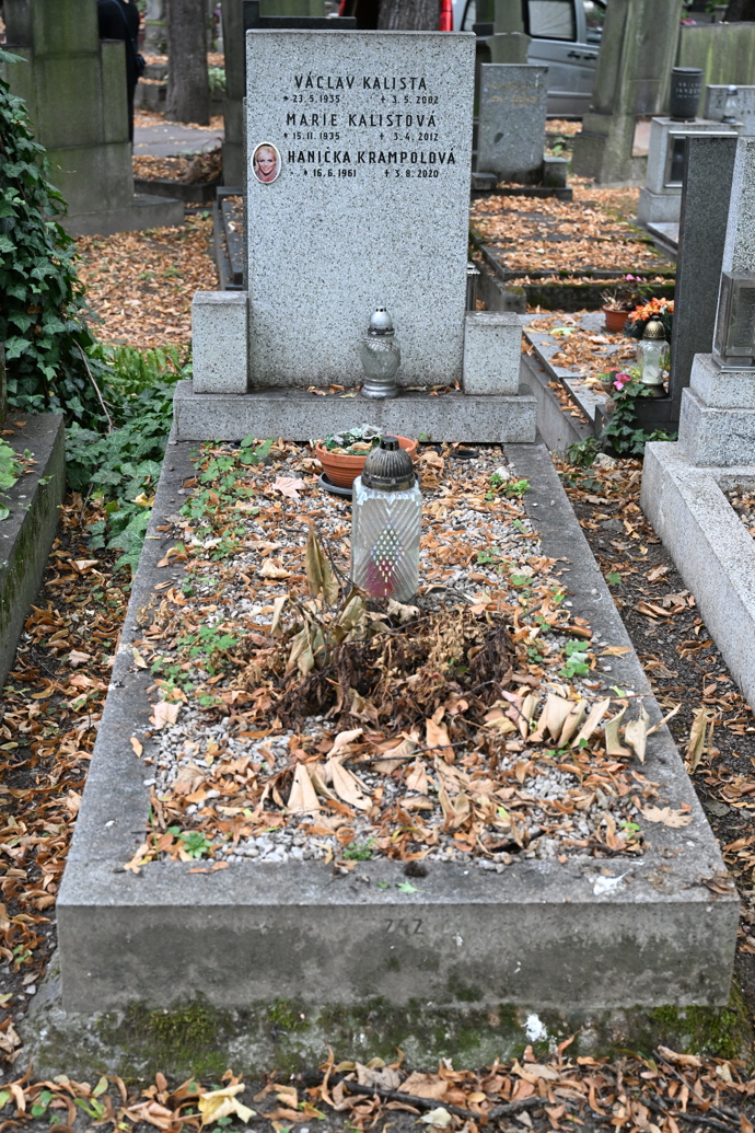 Místo posledního odpočinku Hany Krampolové bylo ještě v neděli zanedbané.