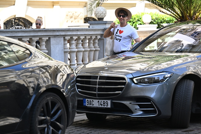 Vysmátý Milan Peroutka s trikem „I Love Karlovy Vary”.