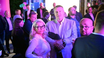 FOTO: Lenka Dragounová v obklopení mužů.