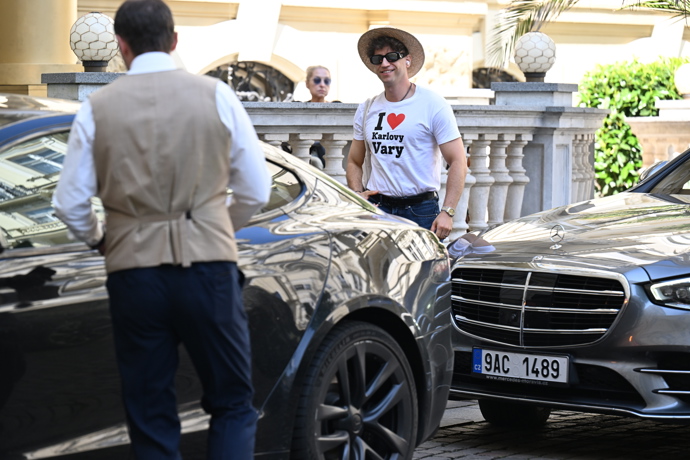 Vysmátý Milan Peroutka s trikem „I Love Karlovy Vary”.