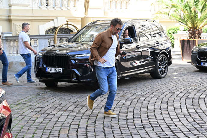 Nejstylovější pánský paparazzi moment vyhrává Janek Bartoška.