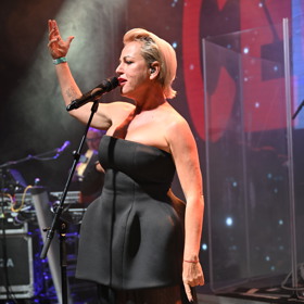 Pártlová krásně zazpívala.