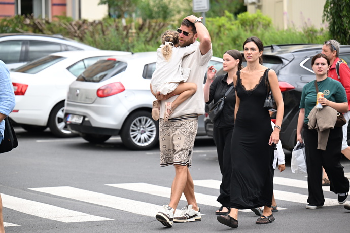 Rapperovi Majku Spiritovi sekunduje ve Varech rodina, a když s manželkou a dcerkou vyrazí do ulic, je se na co dívat. Styling mají perfektně vychytaný.
