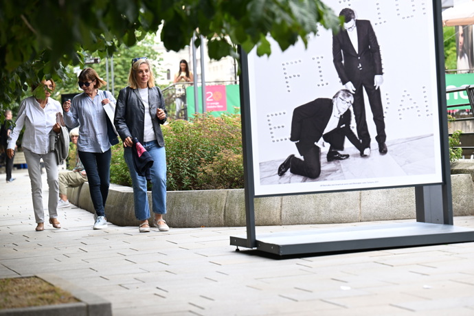 Andrea Bartošková si prohlíží fotografie.