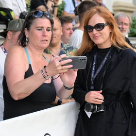 Ester se u fanoušků zdržela.