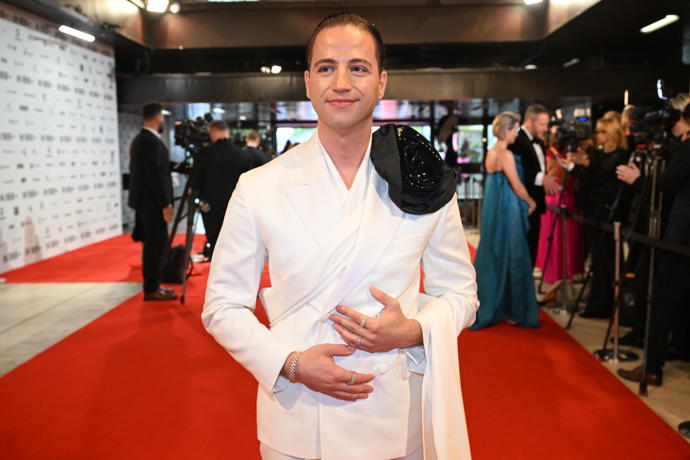 Zpěvák a herec po celou dobu festivalu nosil šperky z klenotnictví Halada.