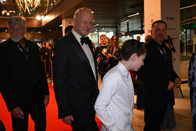 Stellan Skarsgård na červeném koberci.