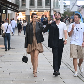 Koženou klasiku přehodila přes roztomilé balonové šaty i moderátorka Daniela Brzobohatá.