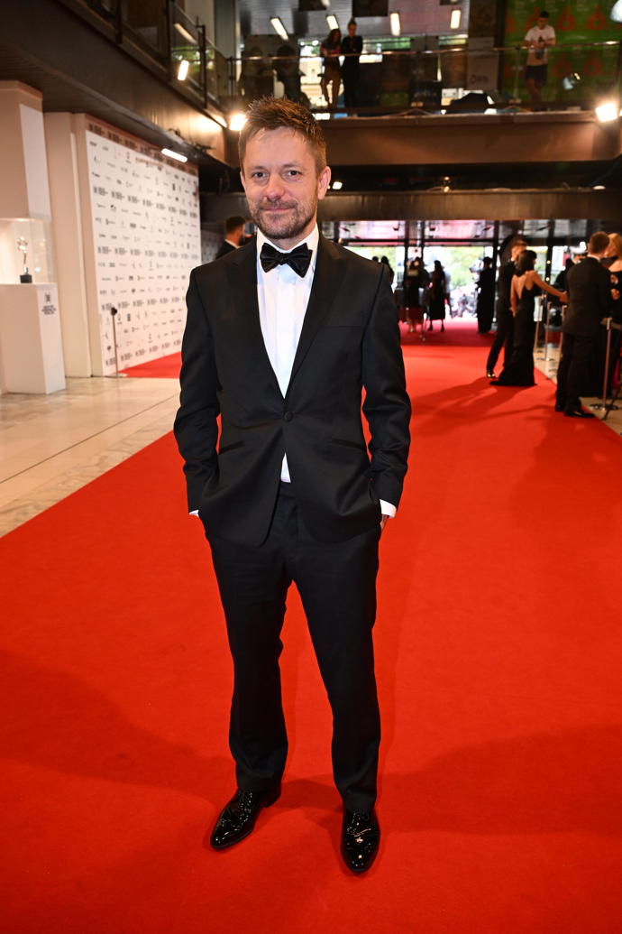 Elegán Jiří Mádl na červeném koberci.